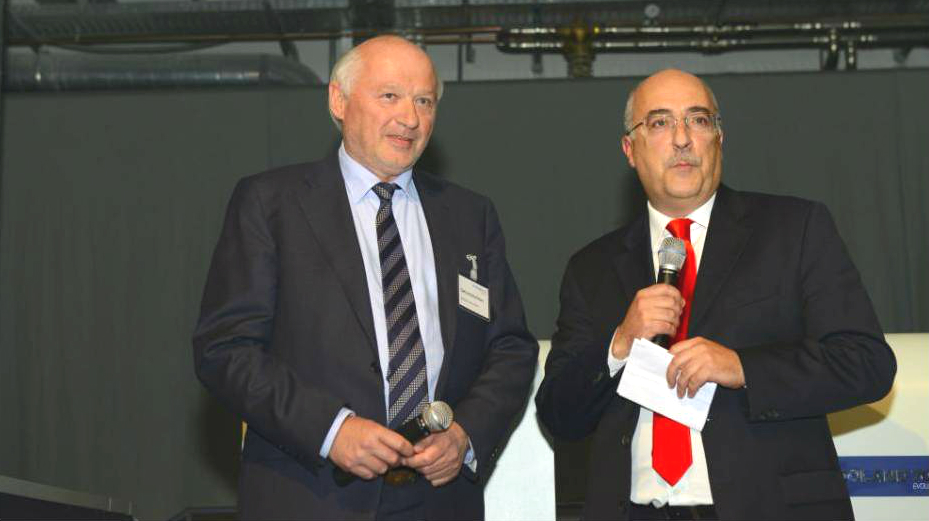 Gerhard Aichhorn, managing director of Samson Druck GmbH (l) purchased the first Roland 700 Evolution, with Rafael Penuela, CEO of Manroland Sheetfed GmbH